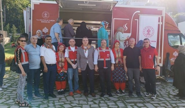 Vakıflar Genel Müdürlüğü "Bursa Kültür Yolu Festivali" etkinliklerinde ikramlarda bulunuyor