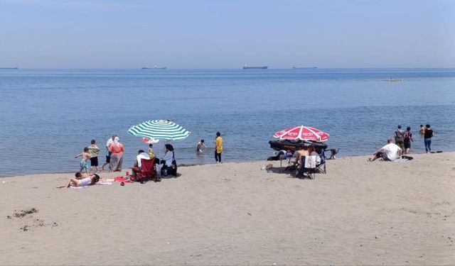 Deniz sezonu açıldı, vatandaş soluğu plajda aldı