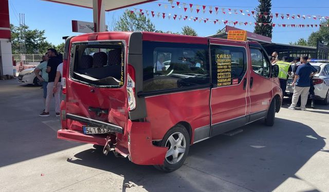 Hafif ticari araç, şehir içi toplu taşıma aracına çarptı: 5 yaralı