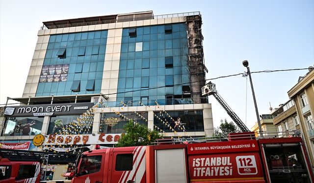 Ataşehir'de iş merkezinde çıkan yangın söndürüldü