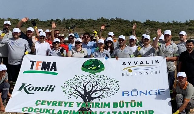 Ayvalık'ta gönüllüler Pateriça Koyu'nda çöp topladı