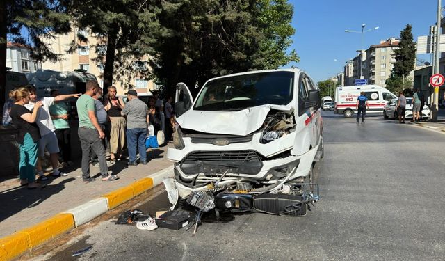 Balıkesir'de minibüse çarpan motosikletteki 2 kişi yaralandı