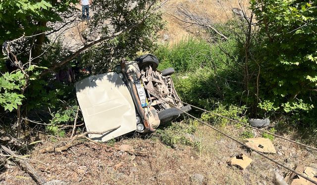 Balıkesir'de şarampole devrilen otomobildeki 1 kişi hayatını kaybetti