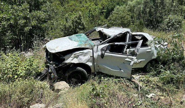 Balıkesir'de şarampole devrilen otomobildeki 2 kişi öldü