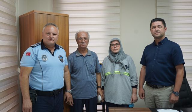 Balıkesir'de temizlik görevlisinin parkta bulduğu para sahibine ulaştırıldı