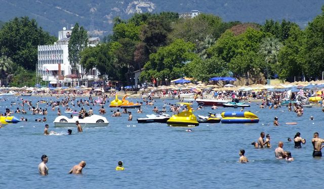 Balıkesir'in turistik ilçesi Erdek'te Kurban Bayramı tatili yoğunluğu yaşanıyor