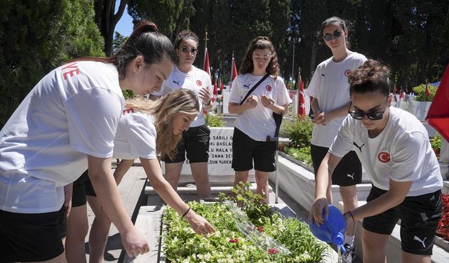 Bayramın ikinci gününde Edirnekapı Şehitliği'ne ziyaretler devam etti