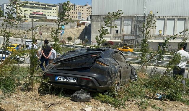 Beylikdüzü'nde takla atan  otomobildeki 2 kişi yaralandı