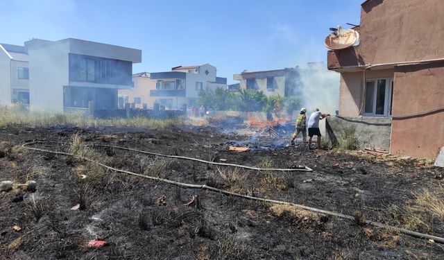 Burhaniye'de otluk alanda çıkan yangın söndürüldü