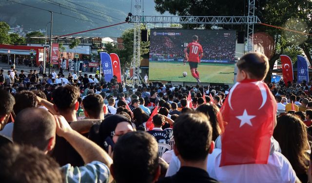 Bursa'da A Milli Futbol Takımı'nın maçı açık alandaki dev ekranlardan izlendi