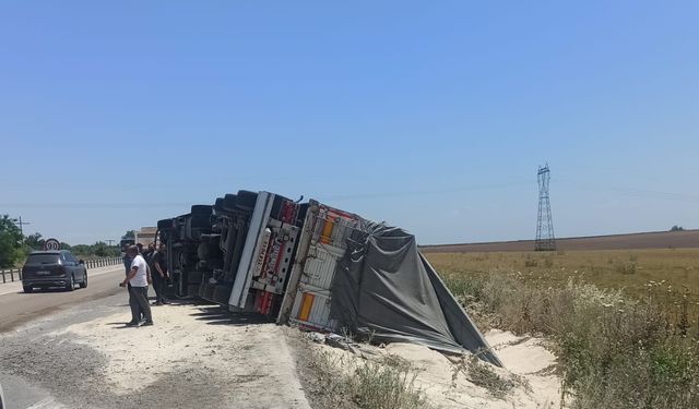 Bursa'da devrilen tırın sürücüsü yaralandı