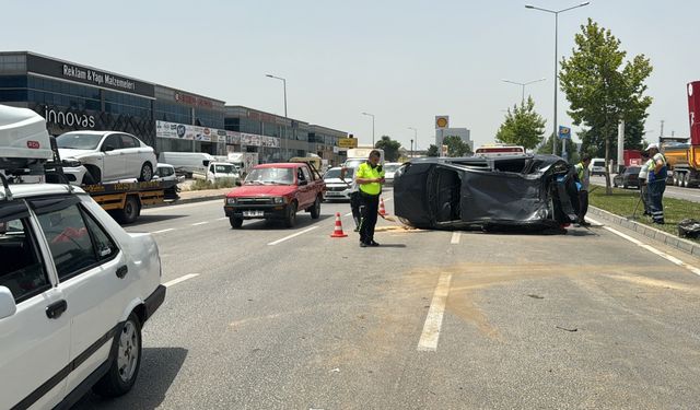 Bursa'da otomobilin karşı şeride geçip kamyonetle çarpıştığı kaza anı güvenlik kamerasında