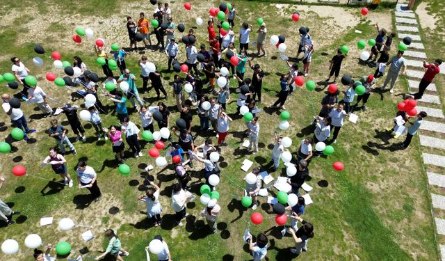 Bursalı öğrenciler karneli balonlarını Filistinli çocuklar için gökyüzüne uçurdu