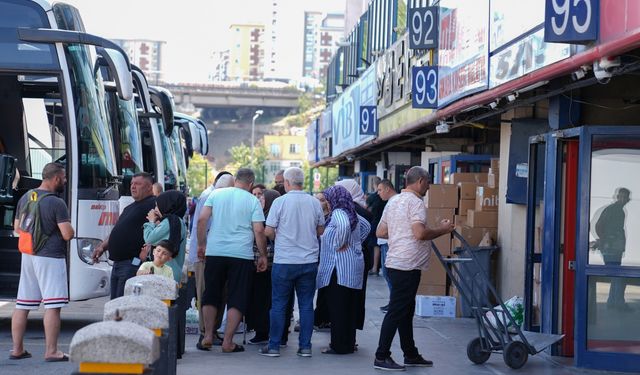 Büyük İstanbul Otogarı'nda tatil dönüşü yoğunluk yaşanıyor