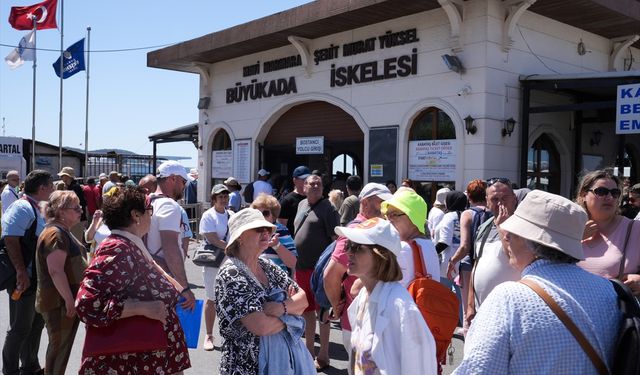 Büyükada'da bayram tatilinin bitimine bir gün kala yoğunluk yaşandı