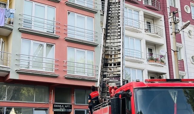Çanakkale'de bir apartmanın terasında çıkan yangında 2 kişi dumandan etkilendi