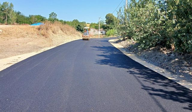 Edirne İl Özel İdaresinin köy yollarındaki sıcak asfalt çalışmaları devam ediyor