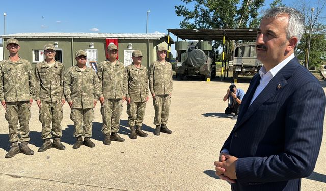 Edirne Valisi Yunus Sezer, sınır karakolunu ziyaret etti, Mehmetçikle bayramlaştı