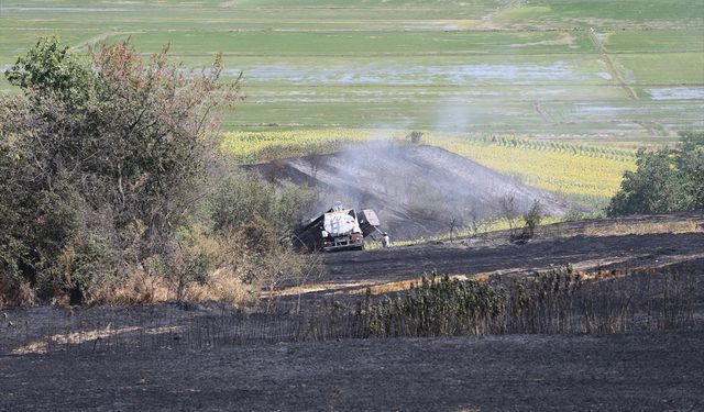 Edirne'de biçerdöverin tutuşması sonucu 100 dekarlık buğday ekili alan yandı