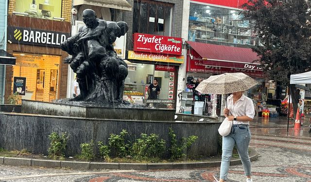 Edirne'de etkili olan sağanak vatandaşlara zor anlar yaşattı