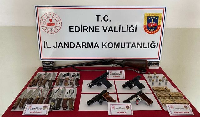 Edirne'de evinde ruhsatsız silahlar ele geçirilen zanlıya gözaltı