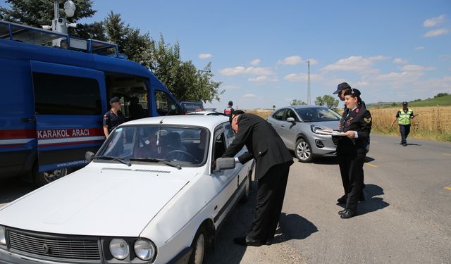 Edirne'de Jandarma Komutanı Albay Hacı Ali Büber sürüclerin bayramlarını kutladı.