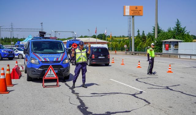 Edirne'de jandarma ve polis ekipleri TEM Otoyolu girişinde denetim yaptı