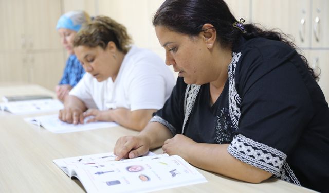 Edirne'de katıldıkları kursta okuma yazma öğrenen kadınların öz güvenleri arttı