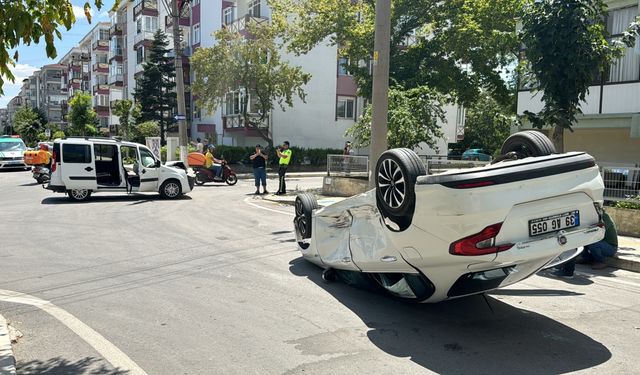 Edirne'de otomobille hafif ticari aracın karıştığı kazada araçlarda maddi hasar oluştu