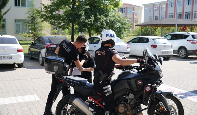 Edirne'de sınav giriş belgesini unutan öğrenciyi YKS'ye Yunus Timi polisleri yetiştirdi