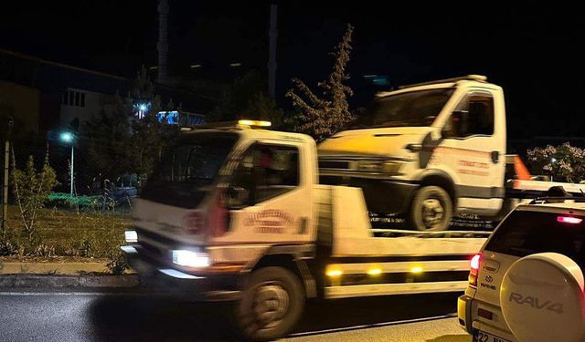 Edirne'de sürücüsü alkollü çıkan çekici bir başka çekiciyle otoparka götürüldü