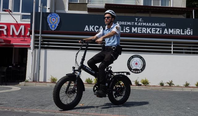 Edremit'te sahil güvenliği için elektrikli bisikletli polis timleri göreve başladı