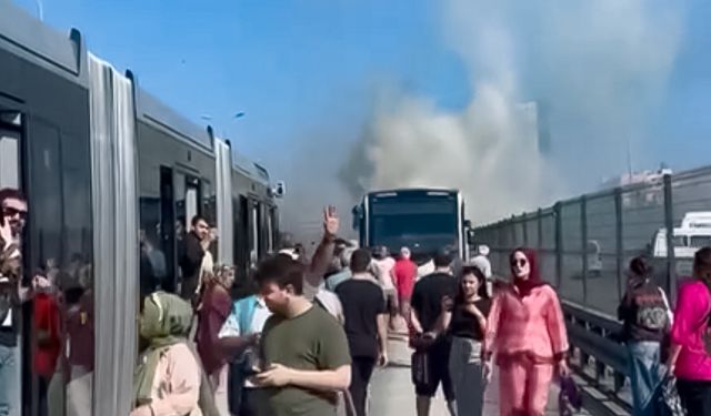 Esenyurt'ta seyir halindeki metrobüste çıkan yangın söndürüldü