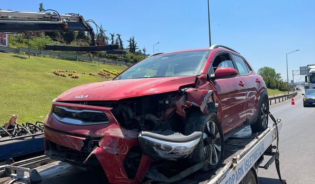 Gebze'de bariyerlere çarpan otomobilin sürücüsü yaralandı