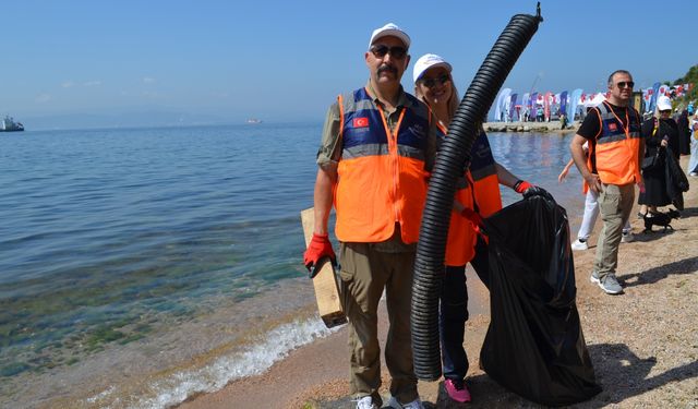 Gebze'nin Eskihisar sahilinde öğrenciler ve aileleri atık topladı