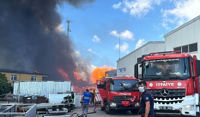 GÜNCELLEME - Kocaeli'de boya fabrikasında çıkan yangın kontrol altına alındı