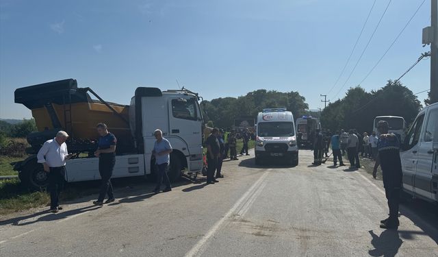 GÜNCELLEME - Kocaeli'de tır ile servis midibüsü çarpıştı, 1'i ağır 26 kişi yaralandı