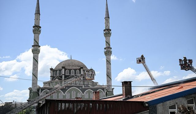 GÜNCELLEME - Sultangazi'de oto sanayi sitesindeki iş yerinde çıkan yangın söndürüldü