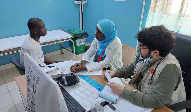 İDDEF'in gönüllü doktorları Gine Bissau'da sağlık taraması yaptı