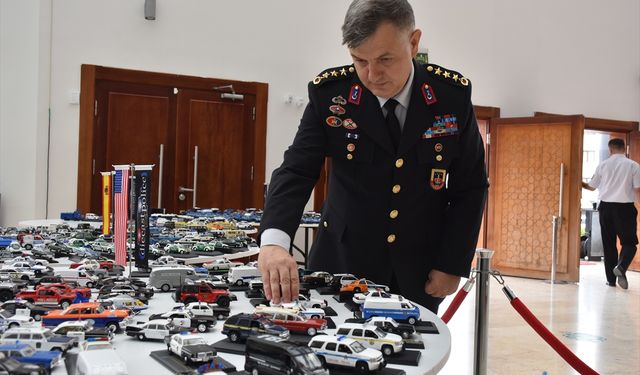 İl Jandarma Komutanı Albay Erbakıcı, 800 parçalık model araba koleksiyonunu sergiledi