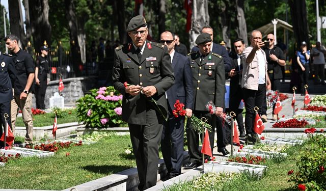 İstanbul Valisi Davut Gül, bayram arifesinde şehitlikleri ziyaret etti: