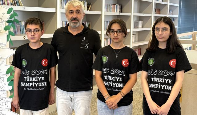 İstanbul'da aynı okuldan 3 öğrenci LGS'de tam puan aldı