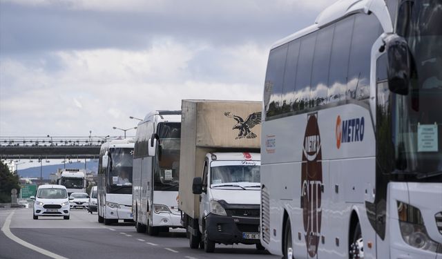 İstanbul'da bayram tatilinde otoyollarda trafik yoğunluğu