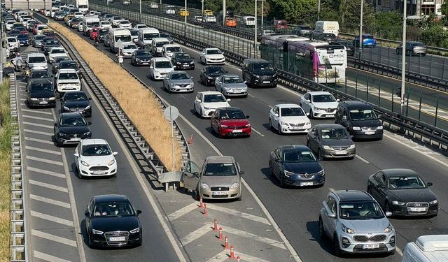 İstanbul'da haftanın ilk iş gününde trafik yoğunluğu yaşanıyor