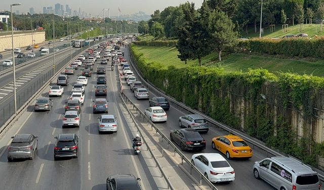 İstanbul'da sabah saatlerinde trafik yoğunluğu yaşanıyor