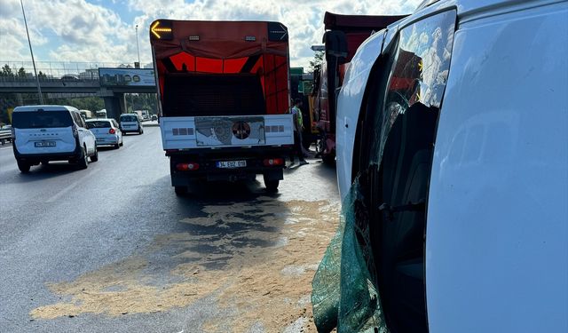 İstanbul'da TEM Otoyolu'nda 15 aracın karıştığı zincirleme kazada 5 kişi yaralandı