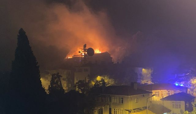Kırklareli'nde binaların çatılarındaki yangına müdahale ediliyor