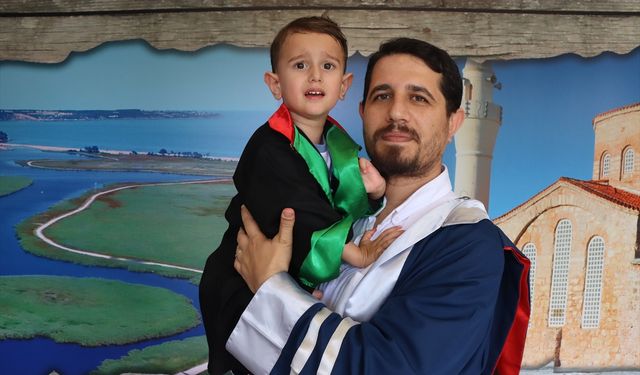 Kırklareli'nde Hukuk Fakültesinden mezun olan baba, avukat cübbesi giydirdiği minik oğluyla kep attı