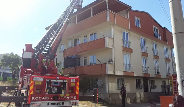 Kocaeli'de apartmanın çatısında çıkan yangın söndürüldü