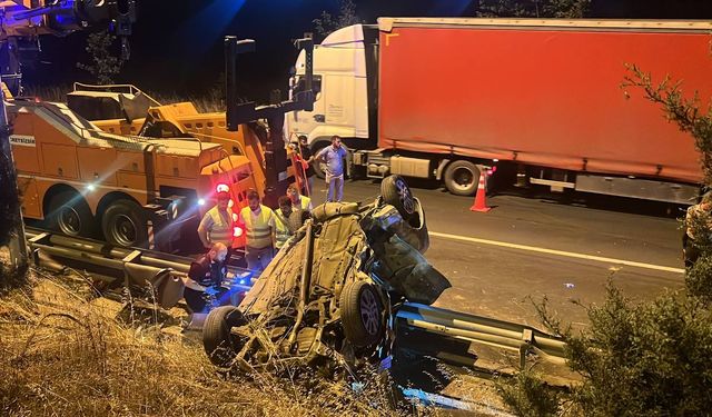 Kocaeli'de bariyere çarparak devrilen otomobildeki 3 kişi öldü